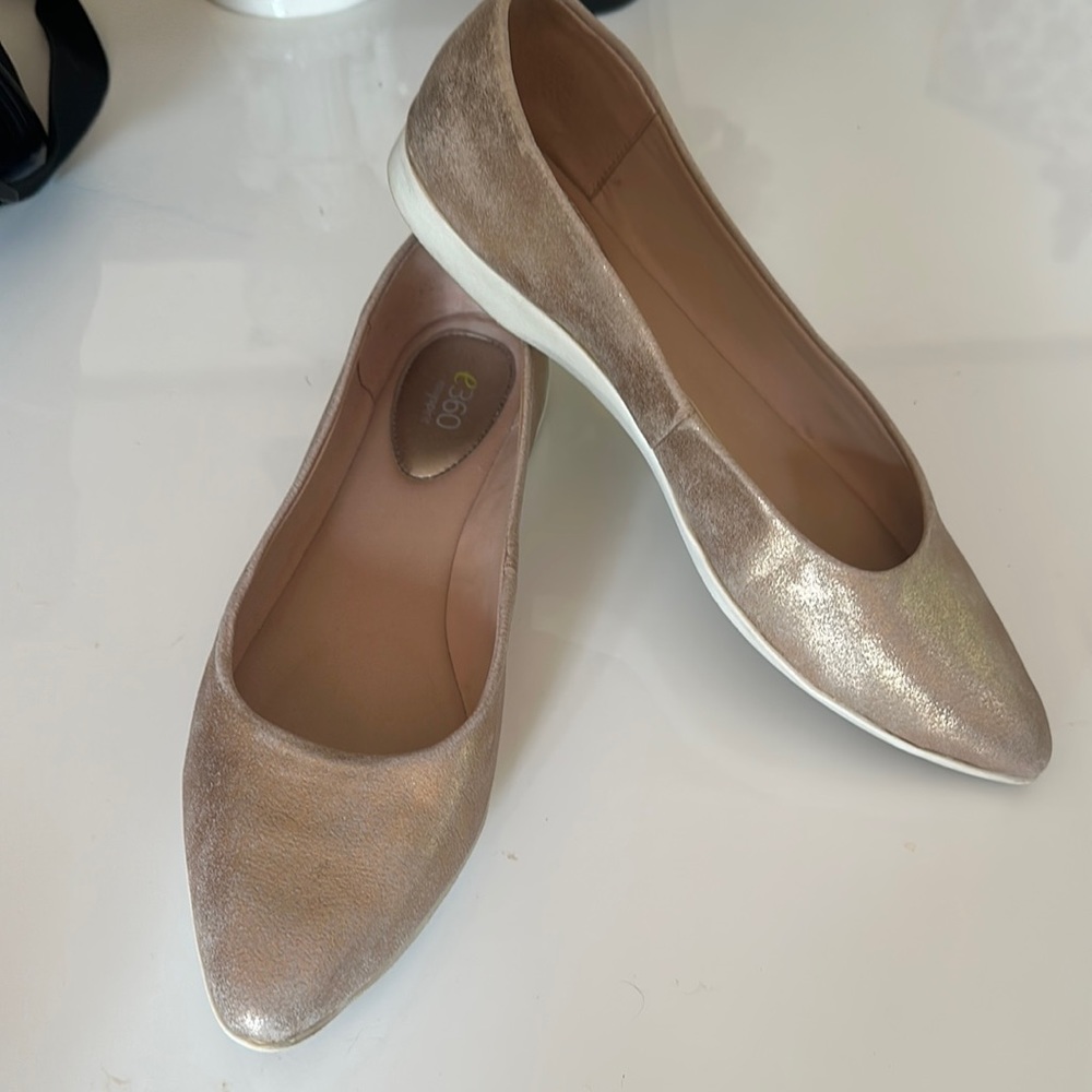 Comfort flat in burnished gold patina Easy Spirit e360 Fit 11-11.5 see pics. EUC